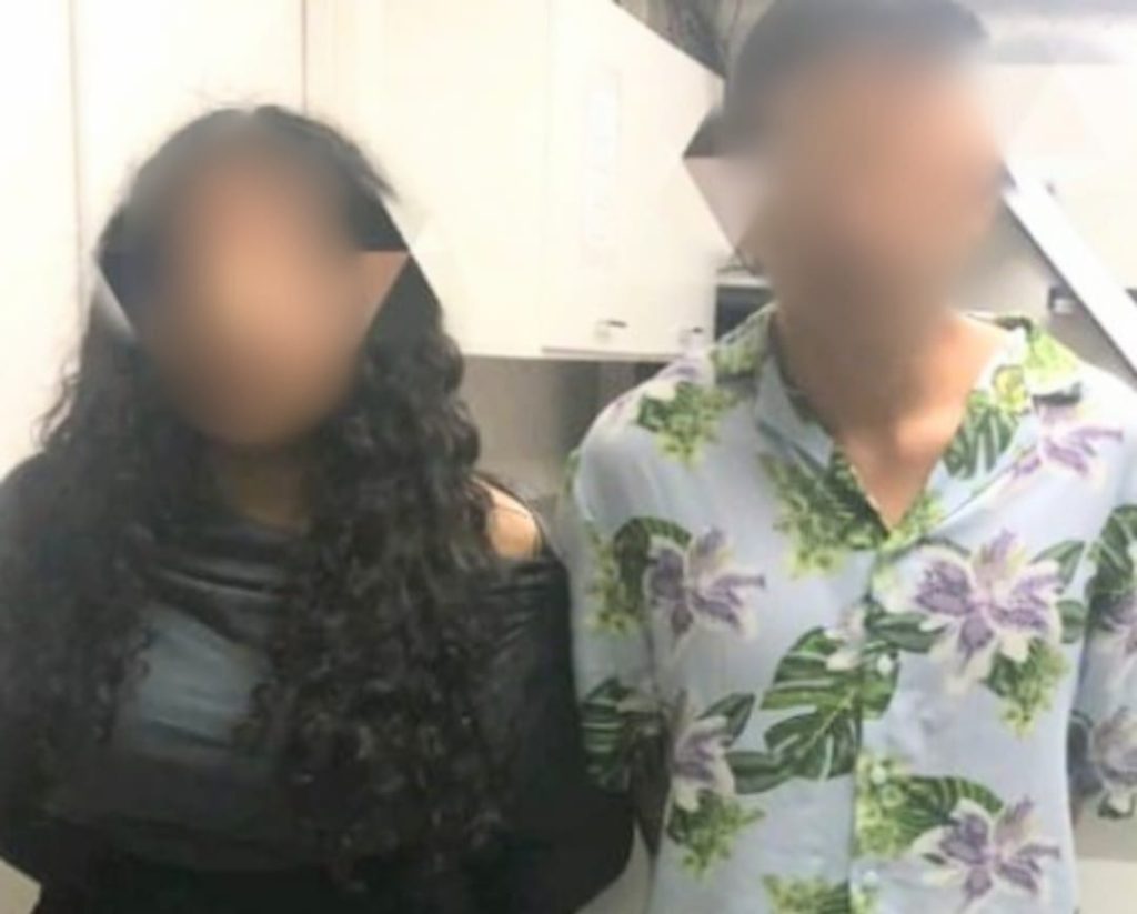 Ella tiene 20 y él 22 años de edad.