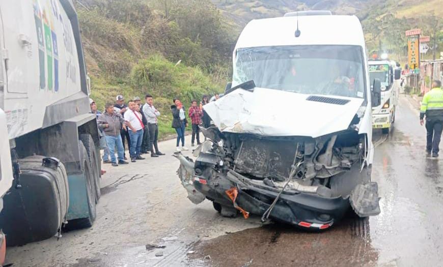 En ese estado quedó la buseta particular.