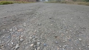 A lo largo de las vías hay varios desniveles y no existe señalética.