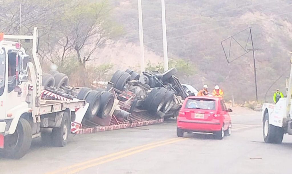 A un costado de la carretera el vehículo quedó en esa posición.