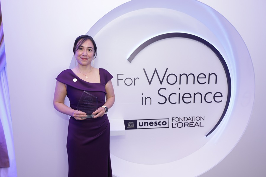 Ximena Jaramillo Fierro recibió una placa y un incentivo económico que lo empleará en la segunda etapa de su investigación.