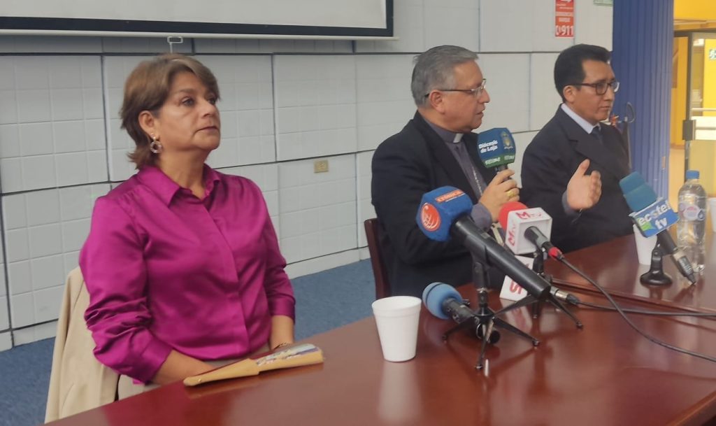 Neiva Norambil, el Obispo de la Diócesis, Monseñor Walter Heras Segarra, y Oscar Viñamagua, detallaron aspectos del evento de 2025.