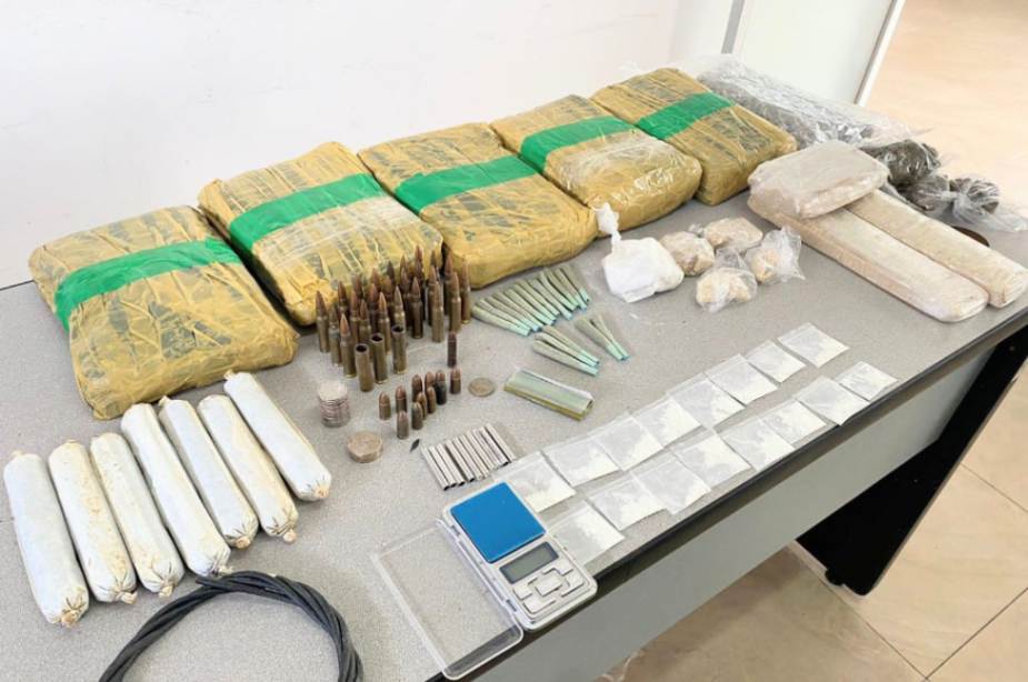 La droga y el material explosivo que se incautó al ciudadano.