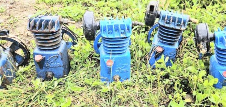 Las máquinas que se sabrían utilizar para extraer material sumergido en el agua y sacarlo a la superficie.