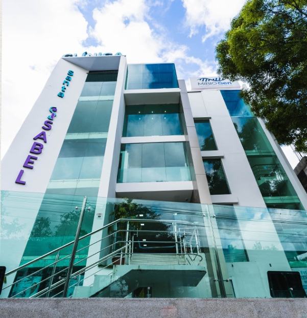 La Clínica Hospital Santa Isabel se ubica en la avenida Cuxibamba e Ibarra.