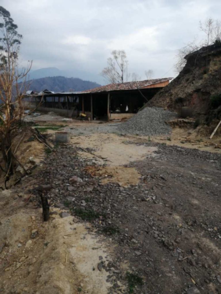 En esta casa, rodeada de ceniza y abandono, reside al momento la familia Merchán-Salinas.
