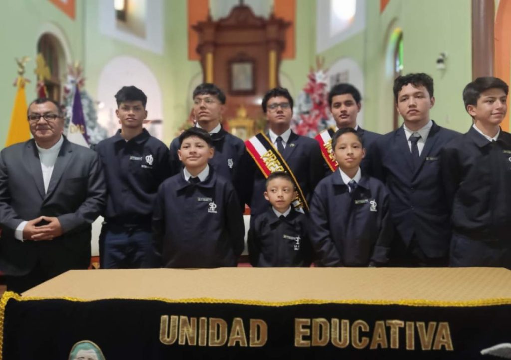 Hubo un acto especial de posesión de los nuevos dirigentes estudiantiles del establecimiento fiscomisional. 