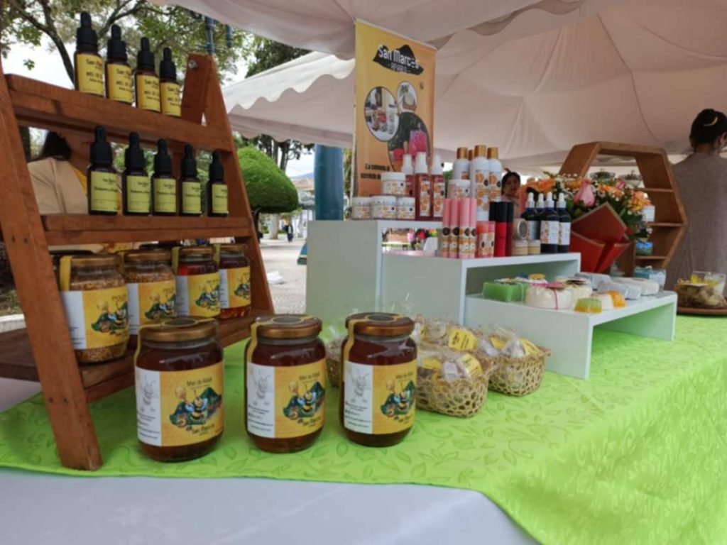 Diversos productos derivados de la colmena se exponen en la feria.