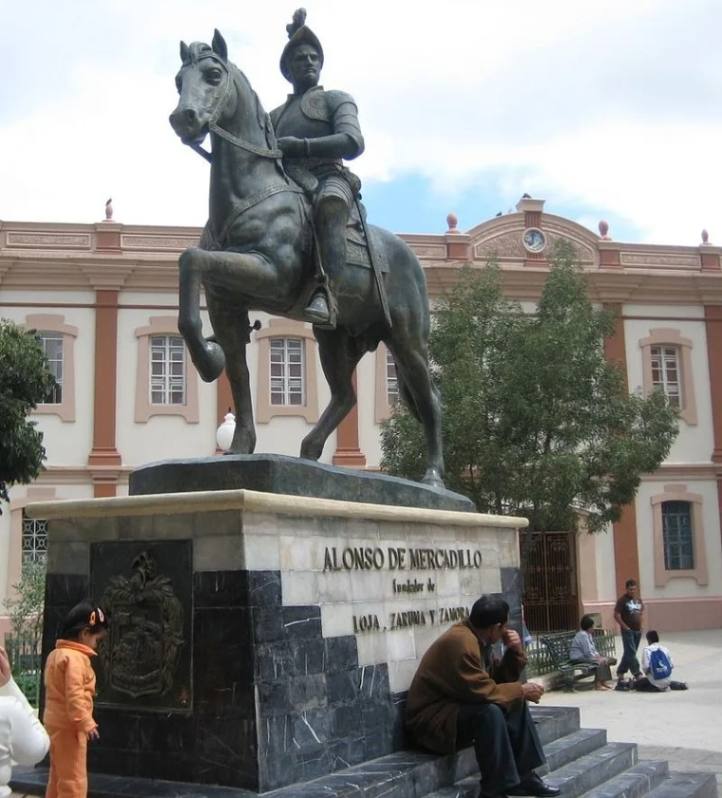 En Loja se tributa homenaje a su fundador, Alonso de Mercadillo, con un monumento ubicado en San Francisco. (Foto https://es.wikipedia.org)