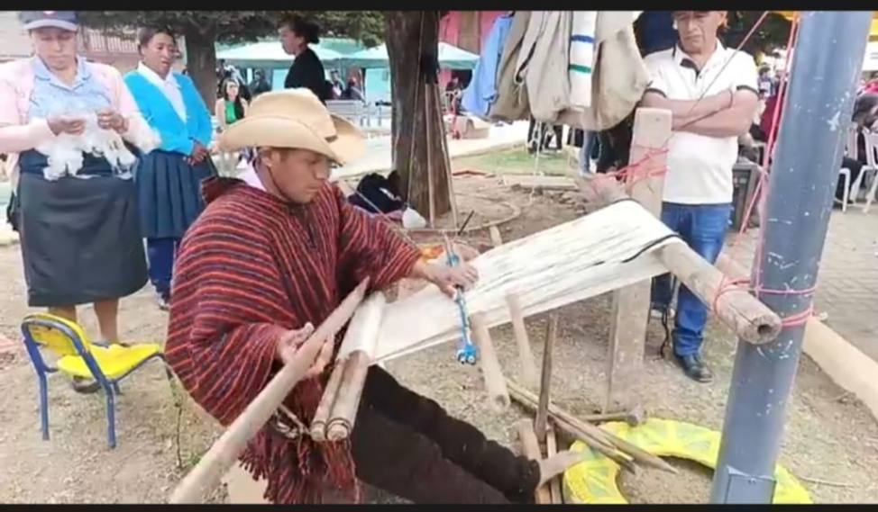 Durante el evento, expertos en la elaboración de las prendas explicaron el proceso desde la adquisición de la materia prima hasta el acabado final.