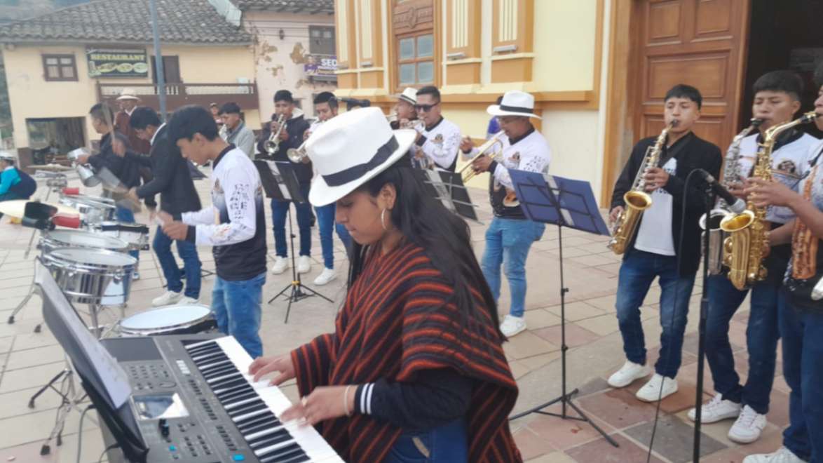 La plaza central se llenó de música. La juventud sacó a flote sus conocimientos en la ejecución de los instrumentos.