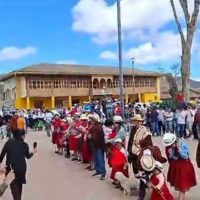 Chuquiribamba vivió un domingo agitado. Habitantes del lugar y visitantes disfrutaron del Festival del Poncho y la Alforja.