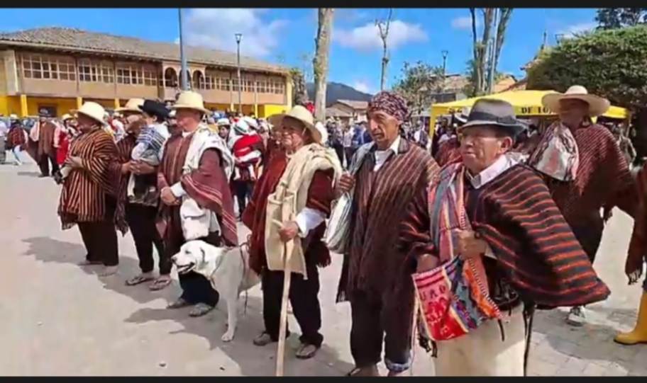 Los moradores lucieron las tradicionales prendas: alforja y poncho.
