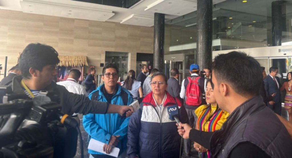 La dirigencia del SOML denunció su situación a los medios de comunicación del país, en los exteriores de la Legislatura.