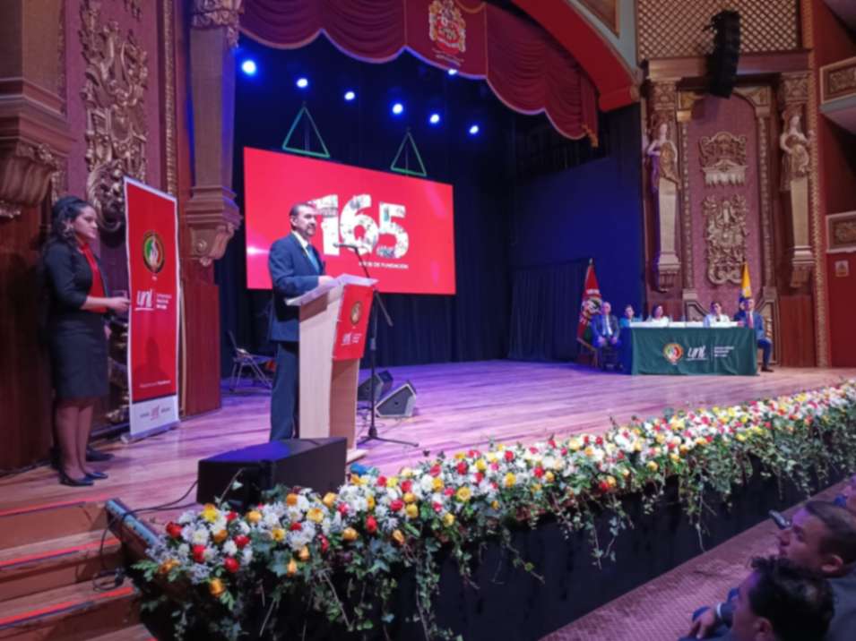 El rector de la UNL, Nikolay Aguirre, durante su discurso en la conmemoración de los 165 años de la universidad.