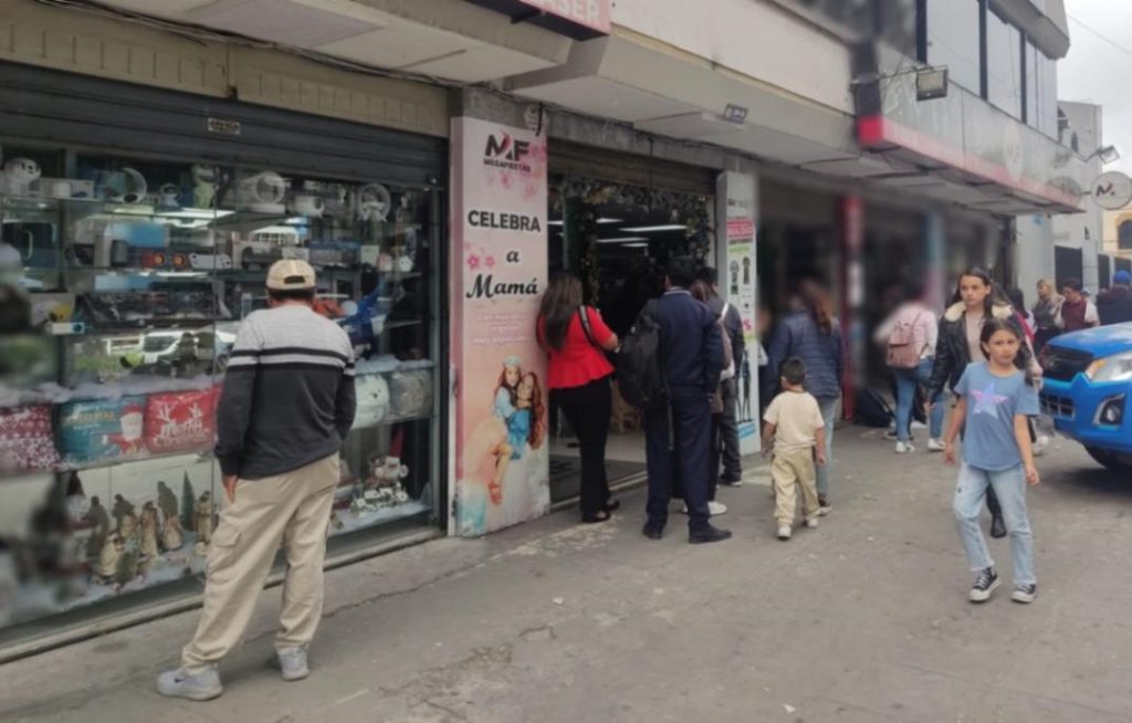 En los diversos locales comerciales hay promociones y descuentos que atraen y gustan al público.