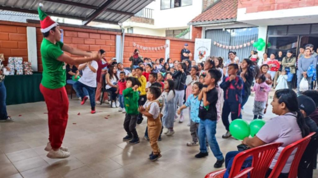 El agasajo se cumplió en la sede del Consulado General del Perú en Loja.
