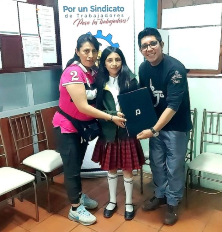 La beneficiada acudió, junto a su hija, a recibir el equipo, entregado por Hermes Tenesaca, secretario de Defensa Jurídica.