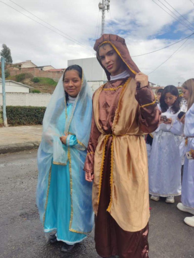 Valeria Granda y Alejandro Torres, del tercer año de bachillerato, paralelo B, representaron a la Virgen María y a San José.