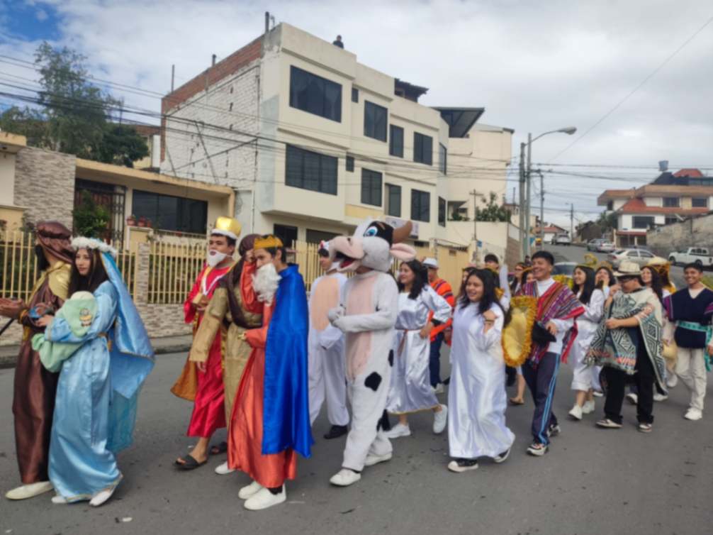 Los estudiantes de los diversos años y paralelos participaron activamente del evento religioso. La mayoría vistió trajes alusivos a la época del nacimiento de Jesús. 
