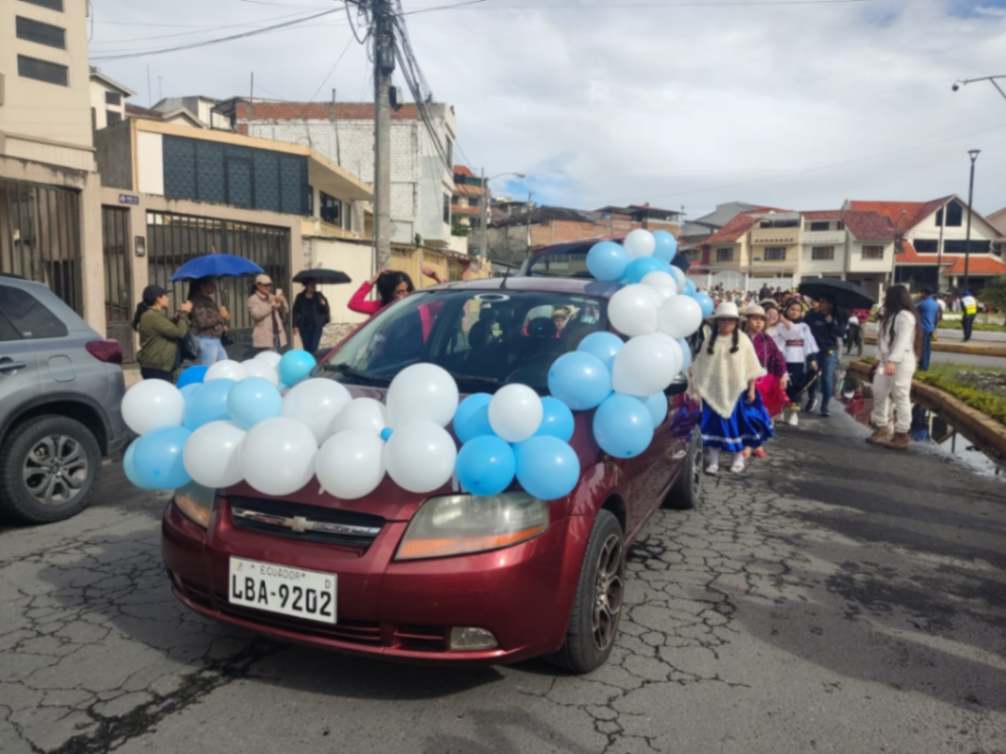 No faltaron las alegorías en los vehículos, elaboradas sobre la base de globos blancos y azules, que marcaron el colorido de la jornada. No faltaron las alegorías en los vehículos, elaboradas sobre la base de globos blancos y azules, que marcaron el colorido de la jornada. 