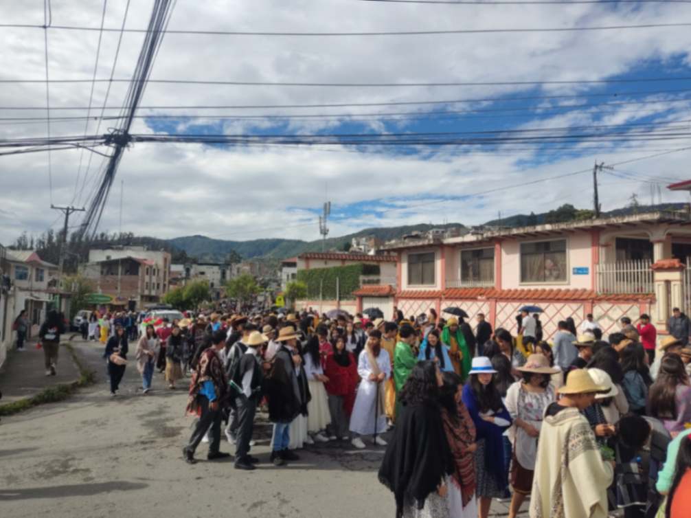 La avenida de Los Paltas, de sur a norte y viceversa, se vistió de colorido y tradición, originados por los aproximadamente 1.800 estudiantes. 