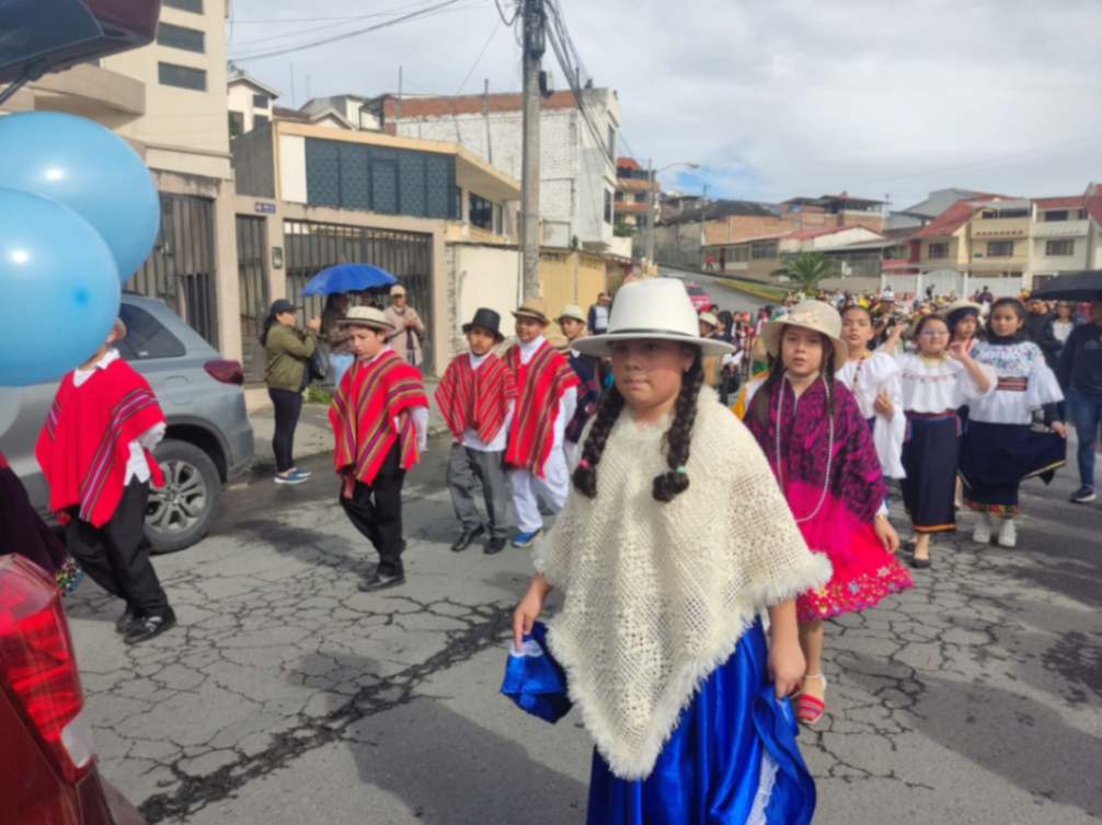 Los alumnos demostraron su habilidad para la danza y como complemento usaron coloridos trajes típicos.