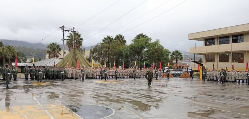 A la ceremonia acudieron los alumnos y las autoridades militares.