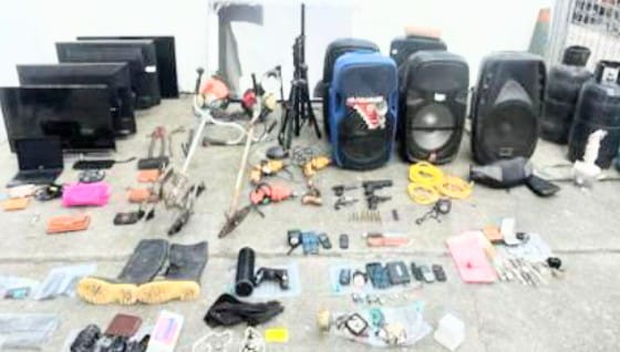 La noche del último viernes ellos robaron en una casa; la Policía Nacional encontró varios objetos que los detenidos no justificaron.