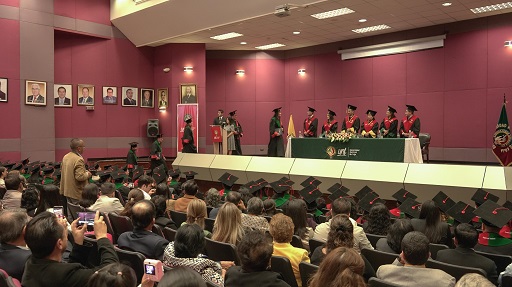La ceremonia se cumplió con una gran presencia de invitados, familiares y de los graduados.