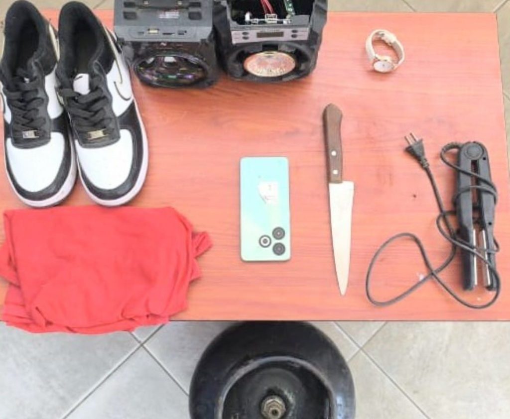 Los objetos que los policías encontraron en poder de los detenidos.