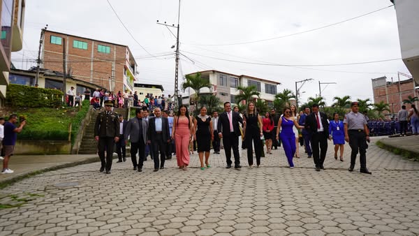 Autoridades en invitados especiales fueron parte del desfile cívico, por las calles de Zumba.