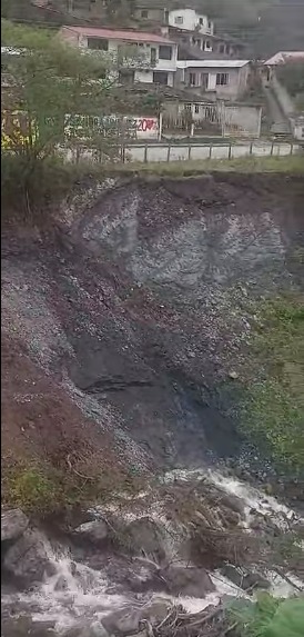 La vía Loja-Malacatos, sector Dos Puentes, al momento, constituye un peligro.