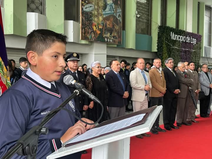 El alumno, Matías Fernando González, exhortó a la unidad de todos para construir una Loja fuerte, solidaria y llena de esperanza.