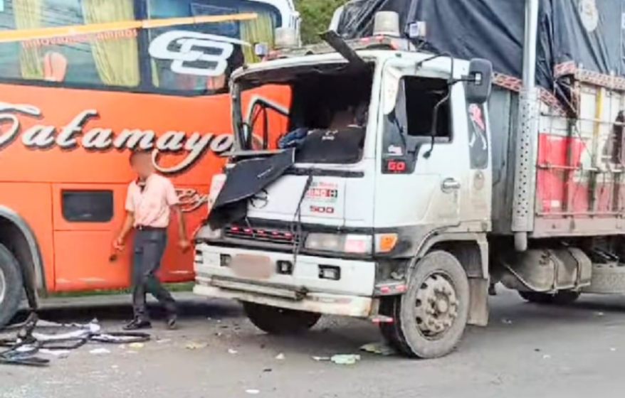 Los dos pesados automotores quedaron varados sobre la calzada.