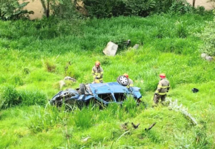 Los policías de la Javial y los bomberos de las estaciones norte y sur extrajeron a los fallecidos.