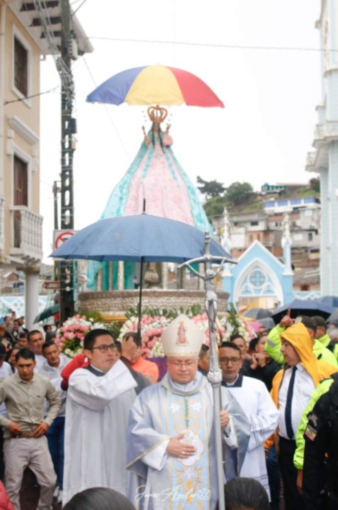 A la imagen de la ‘Churona’ la cubrieron con un paraguas, ante la fuerte lluvia que se hizo presente en la parroquia lojana. (Fotografía cortesía Javier Aguilar)