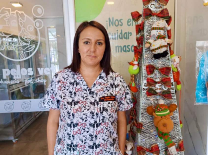 Yajaira Calderón, médica veterinaria, se distingue por su capacidad para generar confianza en los dueños de mascotas.