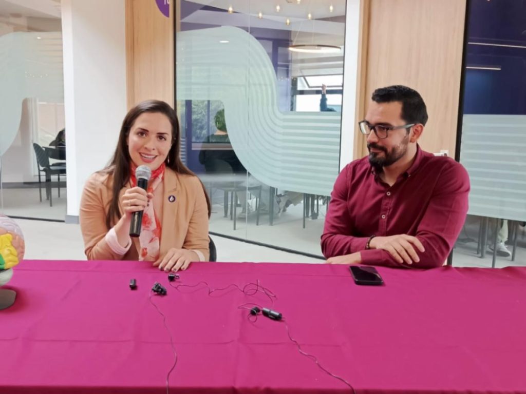 Doménica Burneo, directora de la Escuela de Psicología Clínica, y Pablo Ruiz Aguirre, pro-rector de la UIDE-Loja, durante la presentación de la carrera.