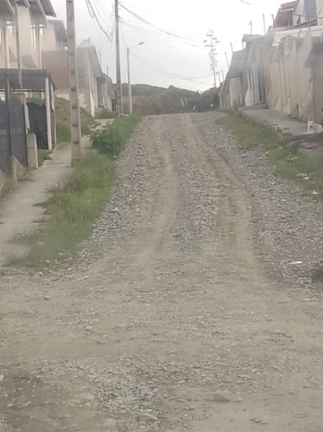 La cuesta es muy pronunciada y los carros no pueden ingresar a los domicilios.