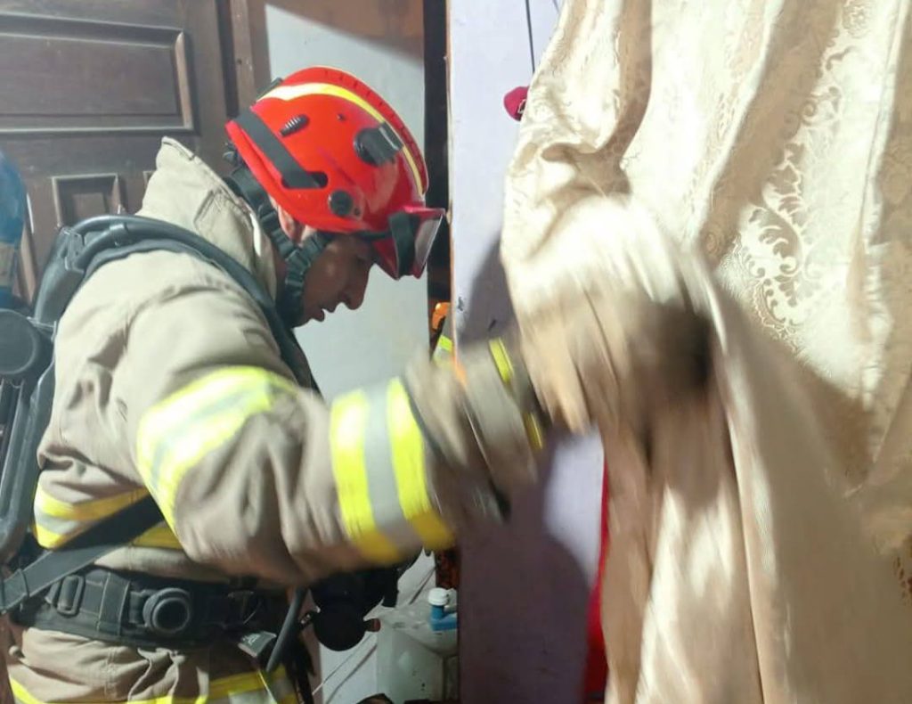 La intervención inmediata de los ‘casacas rojas’ evitó que el incendio se propague.