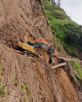 Personal y maquinaria trabajan en sectores complicados.