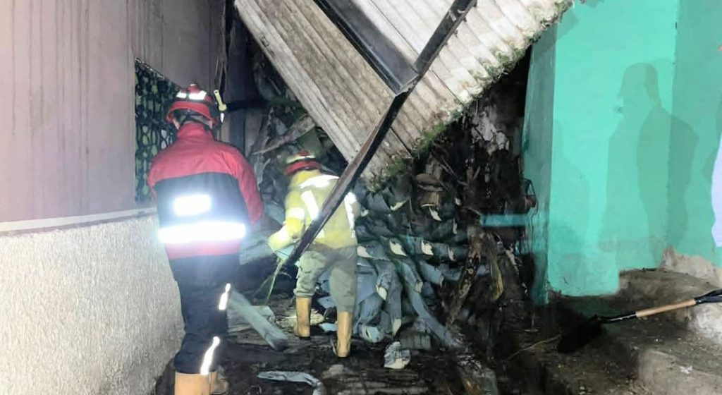 Los bomberos aseguraron la vivienda para evitar en lo posible daños mayores.