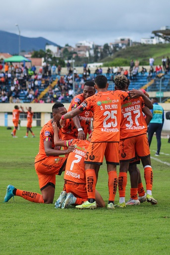 El equipo lojano celebró el triunfo.