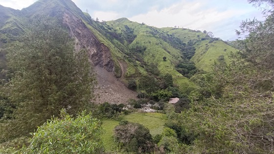 Maquinaria y personal acudió al lugar para retirar el material.
