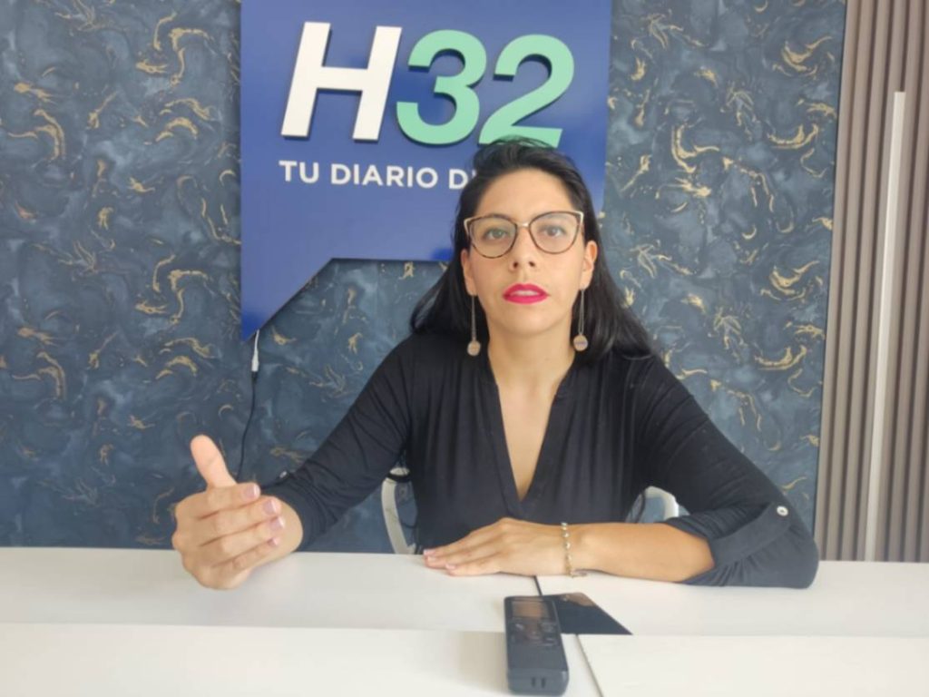 Raquel Veintimilla Quezada, directora de la Escuela de Derecho, manifiesta que la entidad educativa forma profesionales integrales y también en competencias.