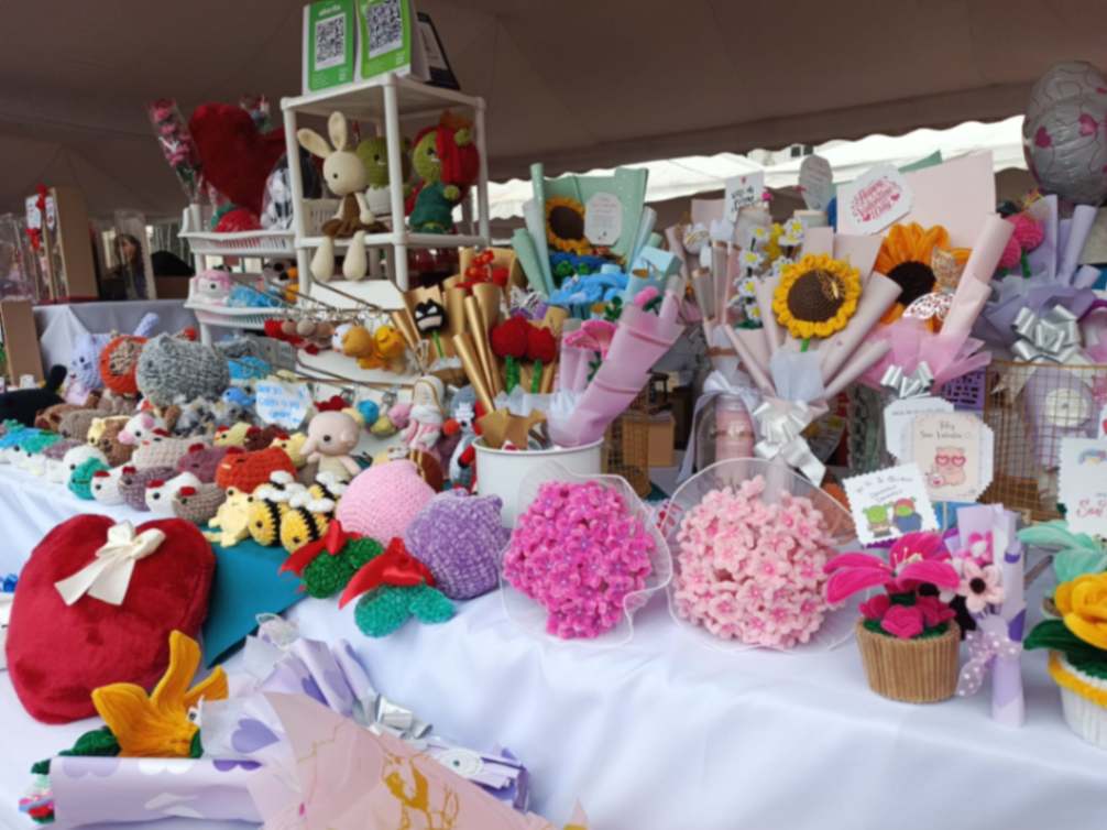 Flores, peluches y artesanías forman parte de la variada oferta.