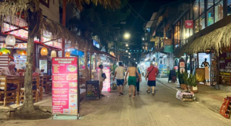Además de sus playas y el turismo de aventura, la vida nocturna es algo que caracteriza esta zona.