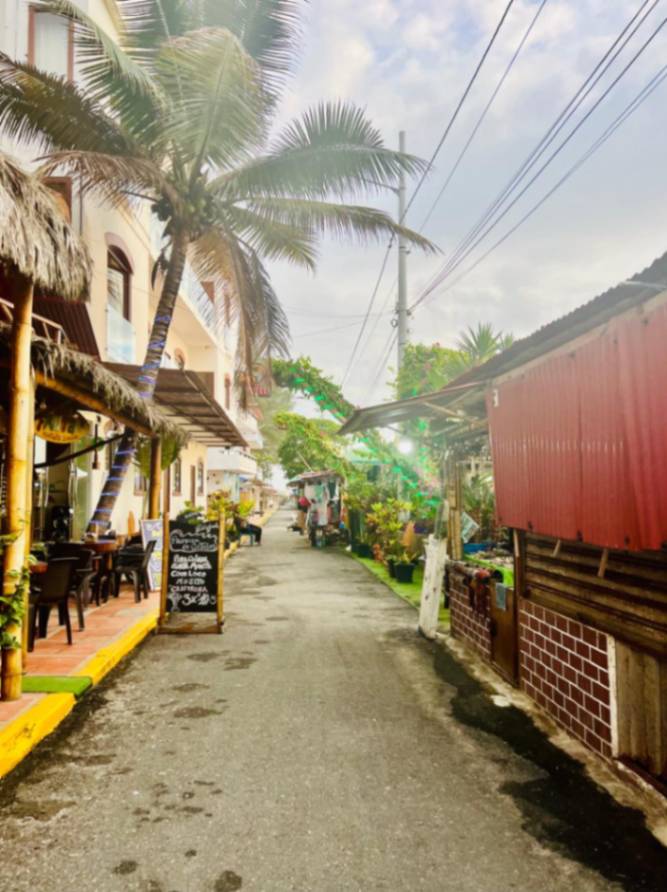 Al caminar por calles se puede apreciar las tiendas, bares, hoteles y restaurantes.