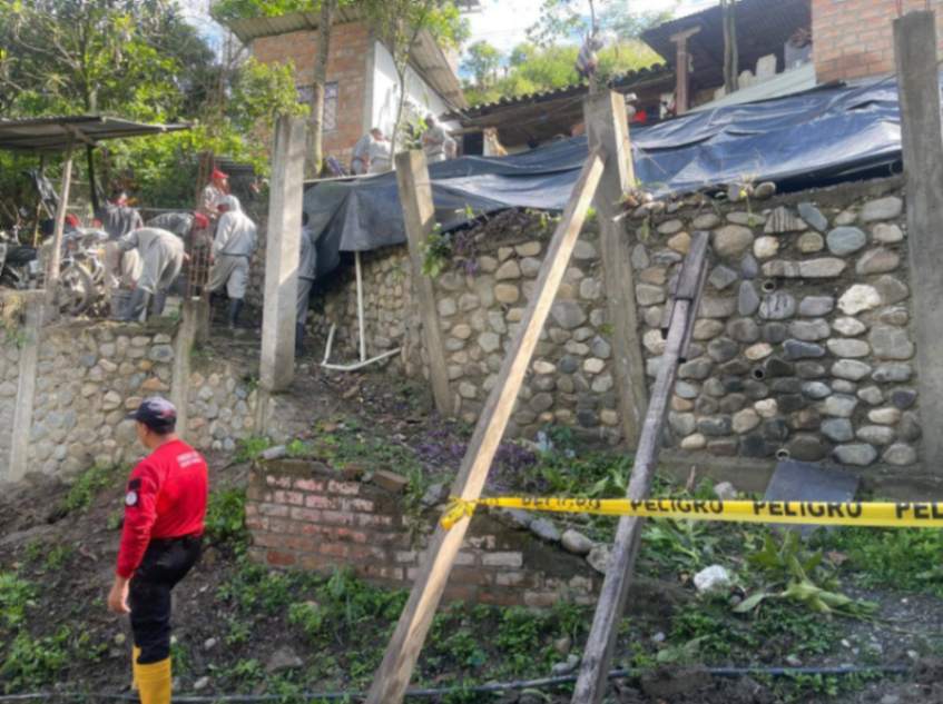 Personal militar y bomberos apuntaló el muro del domicilio de Sarita Vega, en el barrio Saguaynuma.